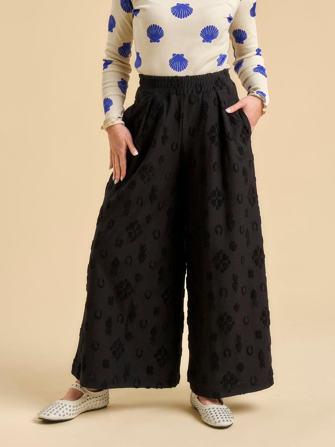 DOCE Housut, Charms